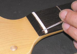 Sattel montieren und kerben (TUSQ Nut)